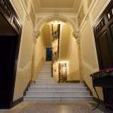 ...accediamo a un vano scala impreziosito da pannelli con scene classicheggianti e fregi liberty